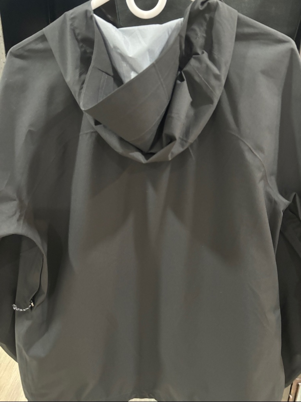 Mountain Hardwear Black Hooded Rain Jacket. - Picture 9 of 9